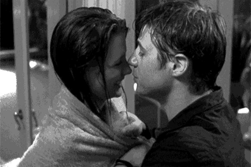 couple kissing